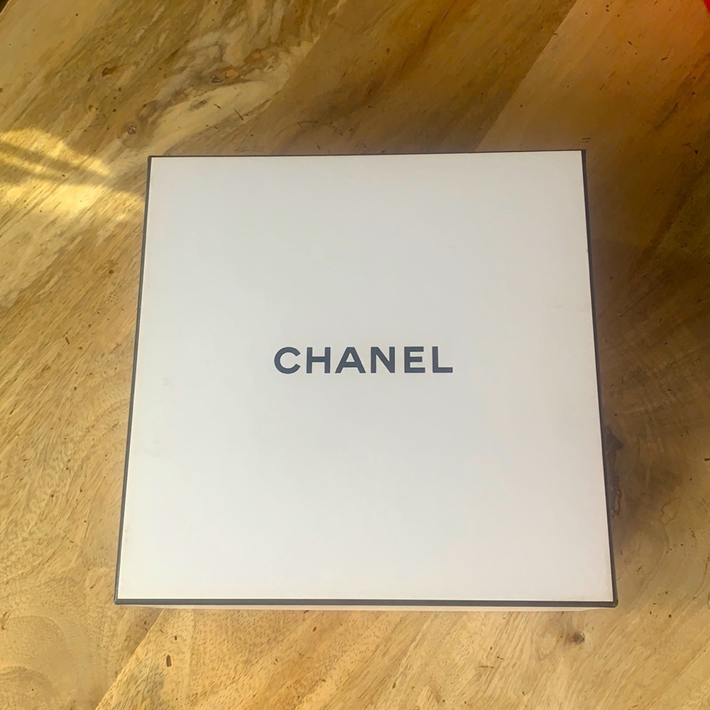 CHANEL Gift Box w/Silk paper -